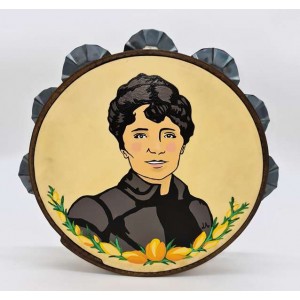 Pandeireta ilustrada a man Rosalía